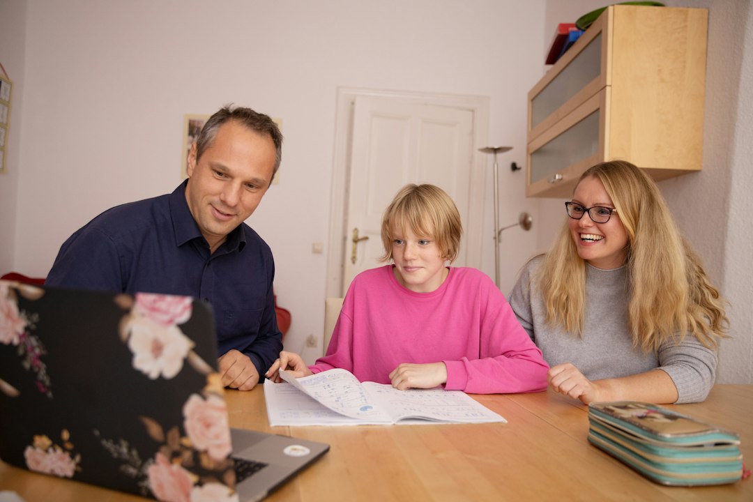 woman in blue shirt beside girl in pink shirt - Photo by sofatutor on Unsplash